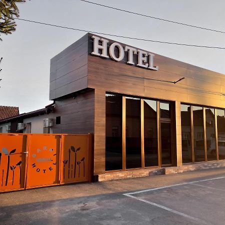 Garni Ideal Zrenjanin Bagian luar foto